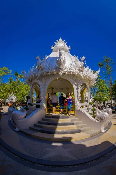 CHIANG RAI, THAILANDIA - 01 FEBBRAIO 2018: Persone non identificate sotto una cupola bianca situata al tempio bianco nel cortile sul retro della Thailandia: Chiangmai Wat pun tao — Foto Stock