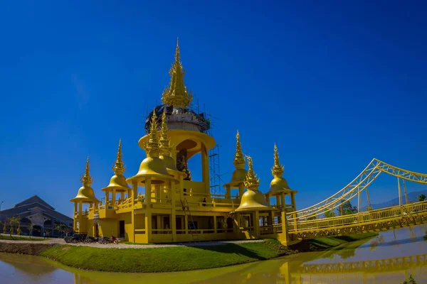 Chiang Rai, Thailand - februari 01, 2018: Mooie gouden tempel met een brug over een meer, Wat Suan Dok klooster in Chiang Mai Thailand — Stockfoto