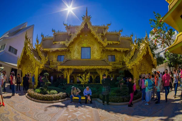 CHIANG RAI, TAILANDIA - 01 DE FEBRERO DE 2018: Personas no identificadas alrededor de la Casa Dorada en el Wat Rong Khun en Chiang Rai —  Fotos de Stock