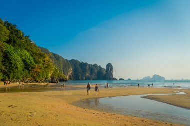 Ao Nang, Tayland - 05 Mart 2018: Beach horizont, Andaman Denizi, Güney Tayland bir dağ ile muhteşem manzarayı tanımlanamayan kişi