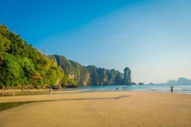 Ao Nang, Tayland - 05 Mart 2018: Beach horizont, Andaman Denizi, Güney Tayland bir dağ ile muhteşem manzarayı tanımlanamayan kişi