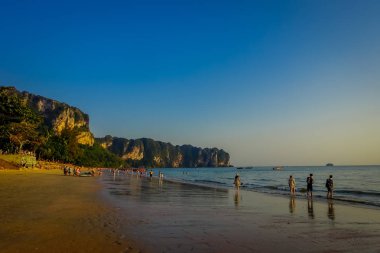 Ao Nang, Tayland - 05 Mart 2018: Kimliği belirsiz kişi horizont, Andaman Denizi, Güney Tayland bir dağ ile sahilde