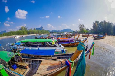 Ao Nang, Tayland - 05 Mart 2018: Balıkçılık görünümünü Tay tekneler shore Po-da, Krabi il, Andaman Denizi, Güney Tayland ada