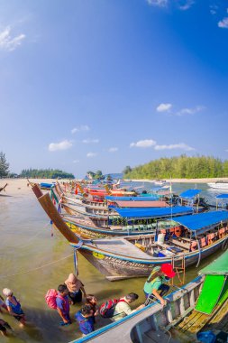 Ao Nang, Tayland - 05 Mart 2018: Balıkçılık görünümünü Tay tekneler shore Po-da, Krabi il, Andaman Denizi, Güney Tayland ada