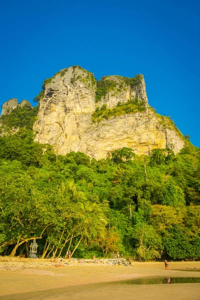 Ao Nang, Thailand - 05 maart 2018: Outdoor weergave van niet-geïdentificeerde mensen lopen in het strand met een berg in het horizont, Andaman Zee, Zuid-Thailand — Stockfoto