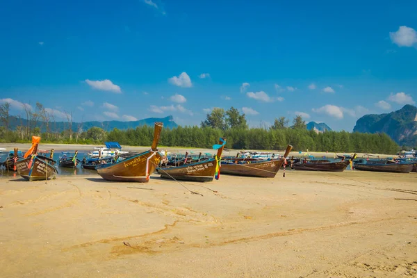 Ao Nang, Thailand - 05 maart 2018: Outdoor weergave van Thaise vissersboten bij de kust van Po-da island, Krabi provincie, Andaman Zee, Zuid-Thailand — Stockfoto