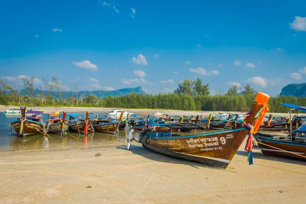 Ao Nang, Thailand - 05 maart 2018: Outdoor weergave van Thaise vissersboten in een rij op de oever van de Po-da island, Krabi provincie, Andaman Zee, Zuid-Thailand — Stockfoto