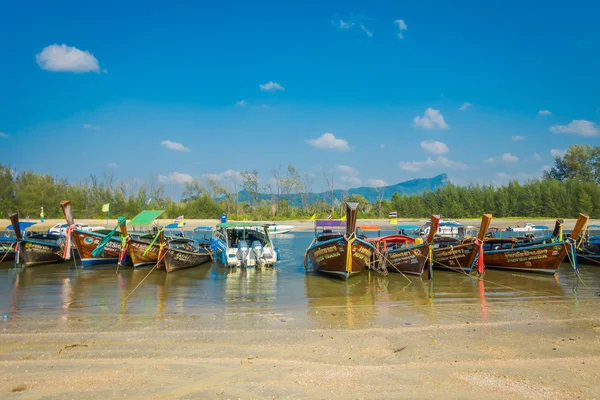 AO NANG, THAILAND - MARÇO 05, 2018: Vista ao ar livre de barcos tailandeses de pesca em uma fileira na costa da ilha de Po-da, Província de Krabi, Mar de Andaman, sul da Tailândia — Fotografia de Stock