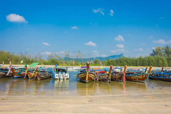 AO NANG, THAÏLANDE - 05 MARS 2018 : Vue extérieure des bateaux thaïlandais de pêche en rangée sur la rive de l'île de Po-da, province de Krabi, mer d'Andaman, sud de la Thaïlande — Photo