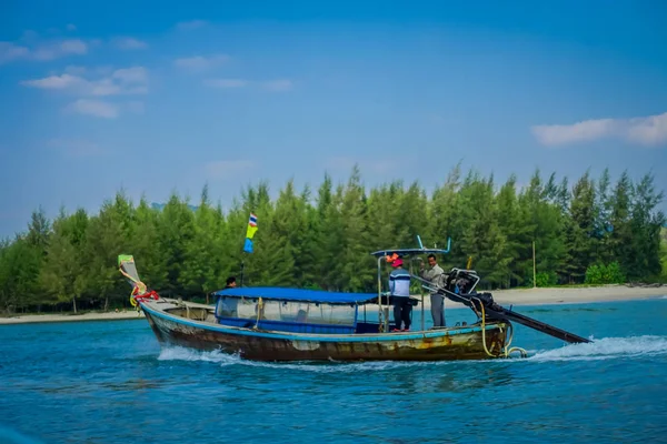 AO NANG, TAILANDIA - 05 DE MARZO DE 2018: Vista al aire libre del barco de cola larga en Tailandia, navegando en la isla de pollo en un hermoso día soleado y agua turquesa — Foto de Stock