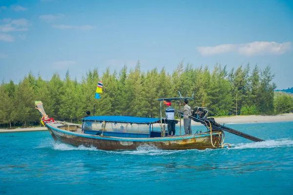 AO NANG, THAILAND - MARÇO 05, 2018: Vista ao ar livre do barco de cauda longa na Tailândia, navegando na ilha de frango em um lindo dia ensolarado e água azul-turquesa — Fotografia de Stock
