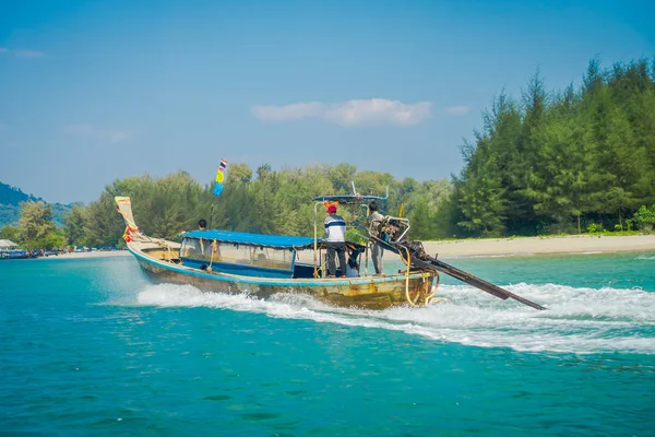 Ao Nang, Tayland - 05 Mart 2018: Uzun kuyruk güzel açık manzarasına tekne Tayland, bir güzel güneşli gün ve turkuaz su tavuk Adası'nda yelken — Stok fotoğraf