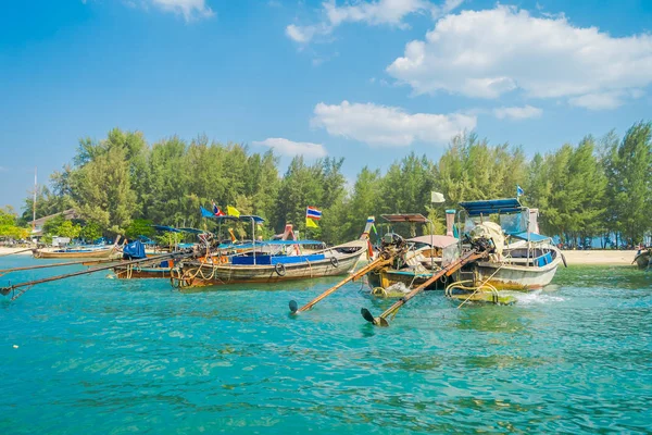 Buiten weergave van Thaise vissersboten in een rij in Po-da island, Krabi provincie, Andaman Zee, Zuid-Thailand — Stockfoto