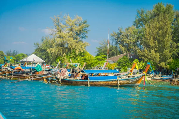 AO NANG, THAILAND - MARÇO 05, 2018: Bela vista ao ar livre de muitos barcos tailandeses de pesca na costa da ilha de Po-da, província de Krabi, mar de Andaman, sul da Tailândia — Fotografia de Stock