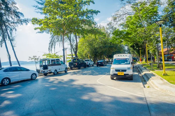 AO NANG, THAÏLANDE - LE 09 FÉVRIER 2018 : Vue extérieure de certaines voitures garées d'un côté de la route à proximité des commerces locaux à la plage d'Ao Nang — Photo
