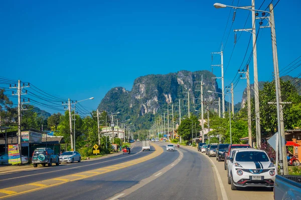 AO NANG, THAILAND - FEBRUARY 09, 2018: Outdoor view of the road to visit some tourists beaches, with some native buildings at one side at Ao Nang Town — Stock Photo, Image