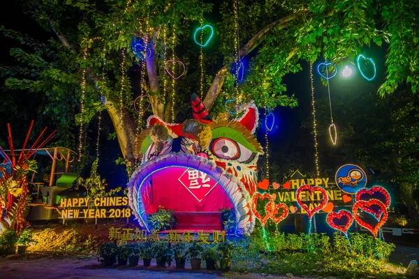Ao Nang, Tayland - 09 Şubat 2018: Işıklar ve Çin yeni yılı ve gece boyunca Ao Nang, Sevgililer günü kutlama süs eşyaları ile renkli yapısının açık görünüm — Stok fotoğraf