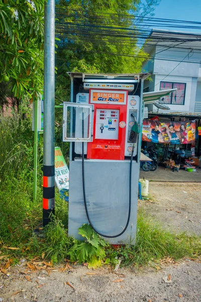 AO NANG, THAILAND - FEBRUARY 09, 2018: Outdoor view of rusted vending machine for petrol gasoline at Kanchanaburi, Thailand — Stock Photo, Image
