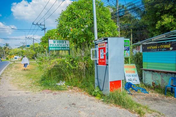 AO NANG, THAILAND - FEBRUARY 09, 2018: Outdoor view of rusted vending machine for petrol gasoline at Kanchanaburi, Thailand — Stock Photo, Image