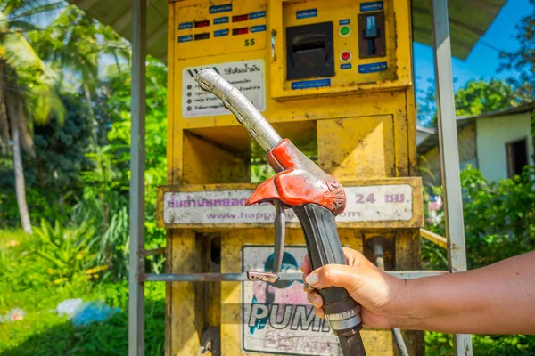 AO NANG, TAILANDIA - 09 DE FEBRERO DE 2018: Vista exterior de la mano sosteniendo una máquina expendedora de dispensadores para gasolina en Kanchanaburi, Tailandia — Foto de Stock