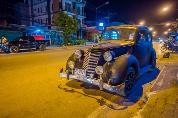 AO NANG, THAILAND - FEVEREIRO 09, 2018: Vista ao ar livre do velho carro preto clásico estacionado nas ruas durante a noite em AO Nang — Fotografia de Stock