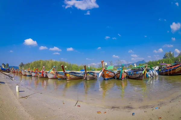 AO NANG, TAILANDIA - 05 DE MARZO DE 2018: Vista al aire libre de los barcos tailandeses de pesca en fila en la orilla de la isla de Po-da, provincia de Krabi, Mar de Andamán, sur de Tailandia — Foto de Stock