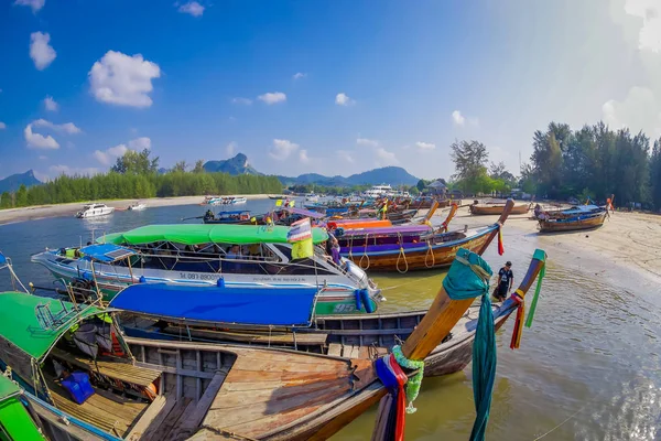 AO NANG, THAILAND - MARÇO 05, 2018: Acima da vista de barcos tailandeses de pesca na costa da ilha de Po-da, província de Krabi, mar de Andaman, sul da Tailândia — Fotografia de Stock