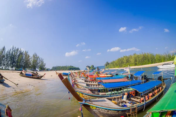 AO NANG, THAILAND - MARÇO 05, 2018: Acima da vista de barcos tailandeses de pesca na costa da ilha de Po-da, província de Krabi, mar de Andaman, sul da Tailândia — Fotografia de Stock