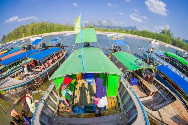 AO NANG, TAILÂNDIA - MARÇO 05, 2018: Linda vista acima de barcos tailandeses de pesca na costa da ilha de Po-da, província de Krabi, mar de Andaman, sul da Tailândia — Fotografia de Stock