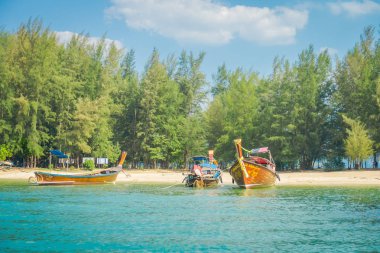 Ao Nang, Tayland - 05 Mart 2018: Birçok balıkçı Tay tekneleri Po da kıyı Adası, Krabi il, Andaman Denizi, Güney Tayland, güzel açık görünümü