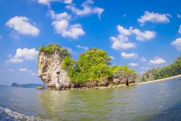 Blick auf viele schöne Inseln in der Nähe von Railay Beach mit blauem Himmel in der Provinz Krabi im andamanischen Meer in Südthailand — Stockfoto