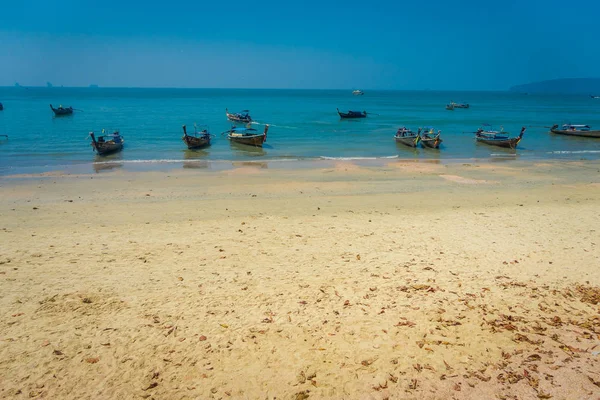 AO NANG, THAILAND - MARÇO 05, 2018: Vista ao ar livre de muitos barcos tailandeses de pesca na ilha de Po-da, província de Krabi, mar de Andaman, sul da Tailândia — Fotografia de Stock