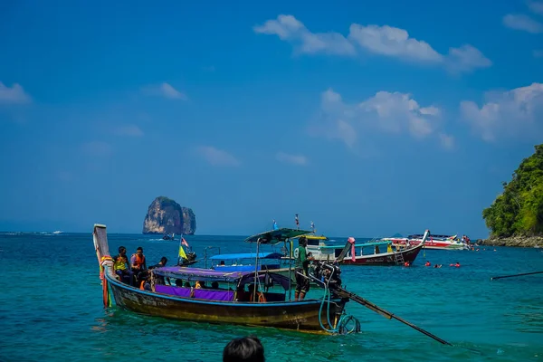 Ao Nang, Tajlandia - 05 marca 2018: Długi ogon łodzi Tajlandii, stojąc na wyspie kurczaka w przepiękny słoneczny dzień i turkusowa woda — Zdjęcie stockowe