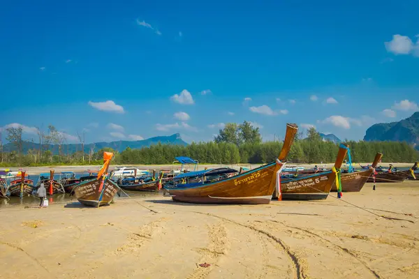 Ao Nang, Thailand - 05 maart 2018: Outdoor weergave van Thaise vissersboten bij de kust van Po-da island, Krabi provincie, Andaman Zee, Zuid-Thailand — Stockfoto