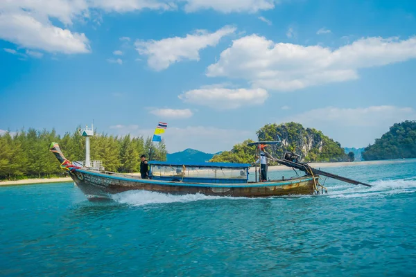 Ao nang, thailand - märz 05, 2018: aussenansicht eines langen schwanzbootes in thailand, segeln auf der hühnerinsel an einem herrlichen sonnigen tag und türkisfarbenem wasser — Stockfoto