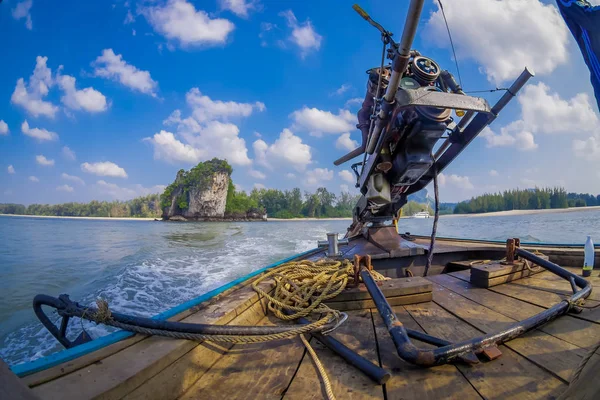 Ao Nang, Thailand - 09 februari 2018: Close-up van motorboot over een lange staart boot met een achtergrond wazig natuur — Stockfoto