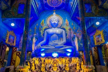 Chiang Rai, Tayland - 01 Şubat 2018: Güzel kapalı görünümü Wat Rong Suea bluew tapınakta bir güzel renkler cephe ile oturan büyük Buda heykeli