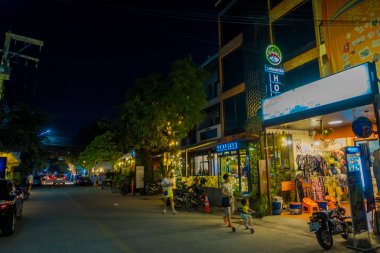 Chiang Rai, Tayland - 01 Şubat 2018: kimliği belirsiz kişi açık havada yürüyüş ve Chiang Mai şehir gece hayatı zevk