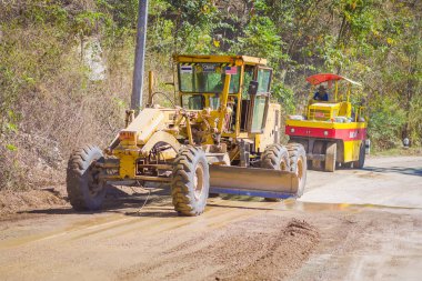 Chiang Rai, Tayland - 01 Şubat 2018: Chiang Mai, Tayland, yere düzeltmek için bir yol inşaat sitesinde çalışan raylı yol yapımı için ağır makine açık görünümünü