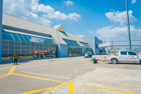 KRABI, TAILANDIA - 02 DE FEBRERO DE 2018: Vista interior del Aeropuerto Internacional de Krabi. Provincia de Krabi es conocida por sus hermosas playas e islas — Foto de Stock