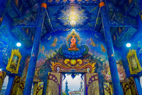 CHIANG RAI, THAILAND - FEVEREIRO 01, 2018: Vista interior do templo em Wat Rong Suea Ten, com belas cores e tintas no telhado, paredes dentro do templo azul — Fotografia de Stock