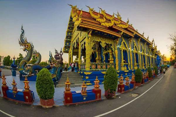 Chiang Rai, Thajsko - 01 února 2018: Neznámí lidé na enter, nedaleko draka obrázek chrámu Rong Sua deset modrý modrou oblohu OSN provincii Chiang Rai, Thajsko — Stock fotografie