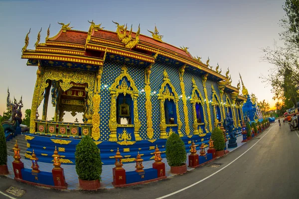 Chiang Rai, Thajsko - 01 února 2018: Krásné venkovní pohled enter Rong Sua deset chrámu s pozadí modré oblohy, provincii Chiang Rai, Thajsko. Modrá chrám — Stock fotografie