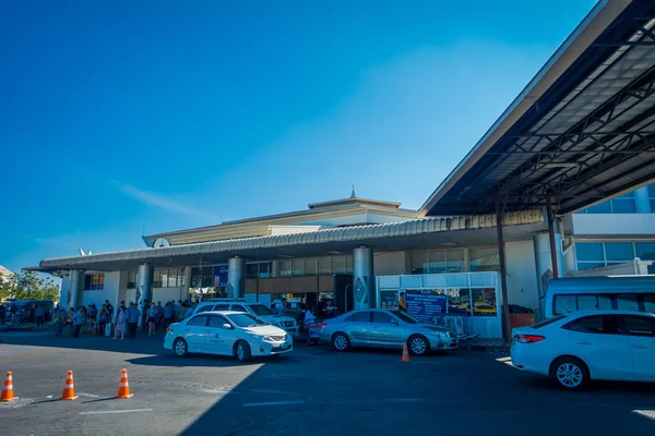 CHIANG RAI, TAILANDIA - 01 DE FEBRERO DE 2018: Vista exterior de la concurrida zona de aparcamiento del Aeropuerto Internacional de Chiangmai. Planes futuros serán construir un edificio de estacionamiento — Foto de Stock