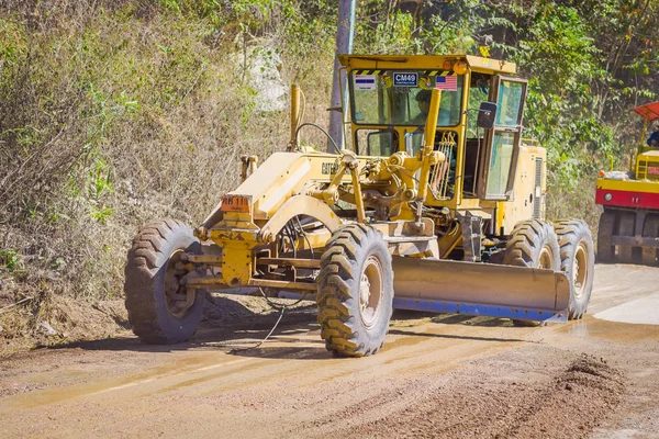 CHIANG RAI, THAÏLANDE - 01 FÉVRIER 2018 : Vue extérieure de la machinerie lourde pour la construction de routes ferroviaires à Chiang Mai, Thaïlande, travaillant sur un site de construction de routes pour lisser le sol — Photo