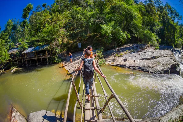 チェンライ、タイ - 2018 年 2 月 1 日: 不明の人がチェンマイ、タイの小さな川を渡る木製の橋を使用して — ストック写真