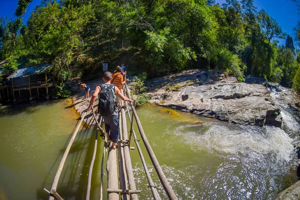 チェンライ、タイ - 2018 年 2 月 1 日: 不明の人がチェンマイ、タイの小さな川を渡る木製の橋を使用して — ストック写真
