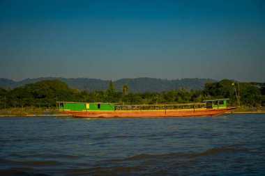 Chiang Rai, Tayland - 01 Şubat 2018: Altın üçgen Laos, limanda büyük bir gemi güzel açık görünümü
