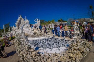 Chiang Rai, Tayland - 01 Şubat 2018: Açık görünümü kimliği belirsiz kişi Beyaz Tapınak Chiang Rai Kuzey Tayland yer girin. WAT Rong Khun Beyaz Tapınak