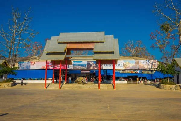 Chiang Rai, Thajsko - 01 února 2018: Venkovní pohled neznámých lidí, kteří jdou v pouliční trh na ostrov mimo pobřeží Laos, na zlatého trojúhelníku na zóny Chinatown — Stock fotografie